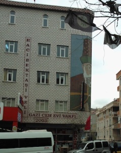 Το τζέμεβι του Γκαζί, αλεβίτικης συνοικίας της Κωνσταντινούπολης,  με την εικόνα του Χατζή Μπεκτάς Βελή, μορφής με μεγάλο συμβολικό χαρακτήρα για τους Αλεβίτες.